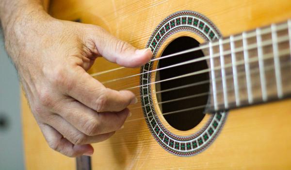 Últimas vagas para cursos gratuitos de instrumentos de orquestra e violão
