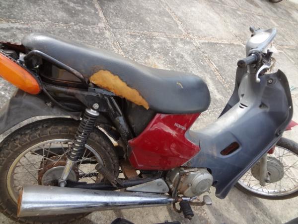 Pol&iacute;cia Militar faz apreens&atilde;o de duas motocicletas em Floriano.(Imagem:FlorianoNews)