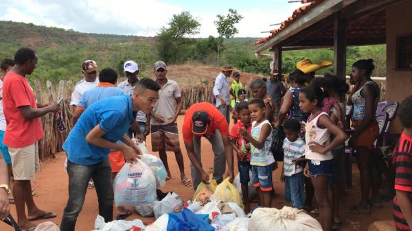 Projeto Amarelinho realiza doa&ccedil;&atilde;o de roupas e alimentos a moradores da zona rural de Floriano(Imagem:FlorianoNews)