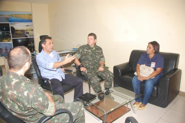 Prefeito Gilberto J&uacute;nior recebe representantes da Junta Militar em seu gabinete.(Imagem:Waldemir Miranda)