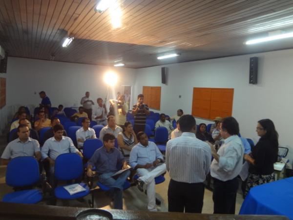 Pol&iacute;tica Estadual de Res&iacute;duos S&oacute;lidos &eacute; tema de reuni&atilde;o em Floriano.(Imagem:FlorianoNews)