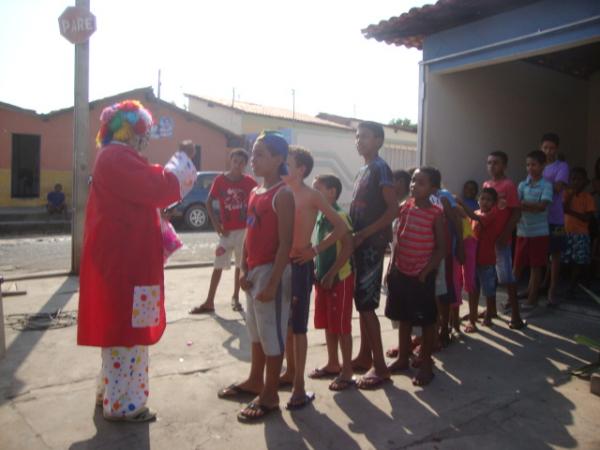 Fila para brincadeiras e entrega de bombons(Imagem:reda&ccedil;&atilde;o)