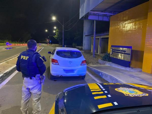 PRF recupera em Floriano veículo furtado há 72 horas em Amarante