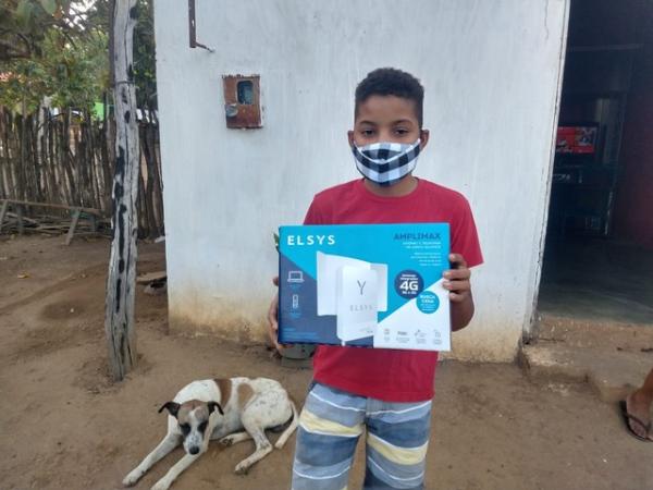 Menino que assiste a aulas em barraca ganha computador, celular e modem de internet