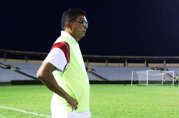 Fl&aacute;vio Ara&uacute;jo observa time na final.(Imagem:Abdias Bideh/Globoesporte.com)