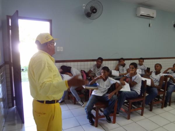 Rep&oacute;rter Amarelinho convida alunos para Festival Estudantil. (Imagem:FlorianoNews)