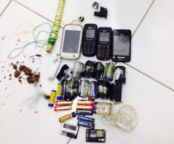 PM apreende menores deixando droga e celular na Irmão Guido