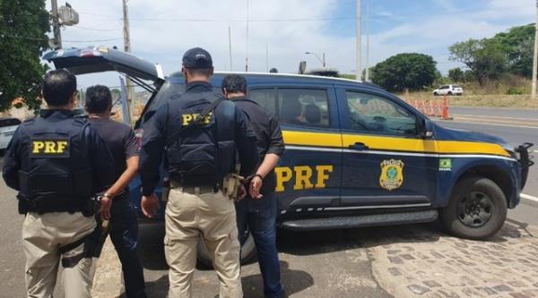 Homens tentam se passar por investigadores durante abordagem da PRF e são presos por roubo