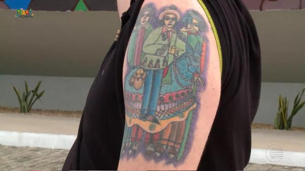  Tatuagem com obra do artista piauiense Nonato Oliveira.(Imagem:Reprodu&ccedil;&atilde;o/TV Clube )
