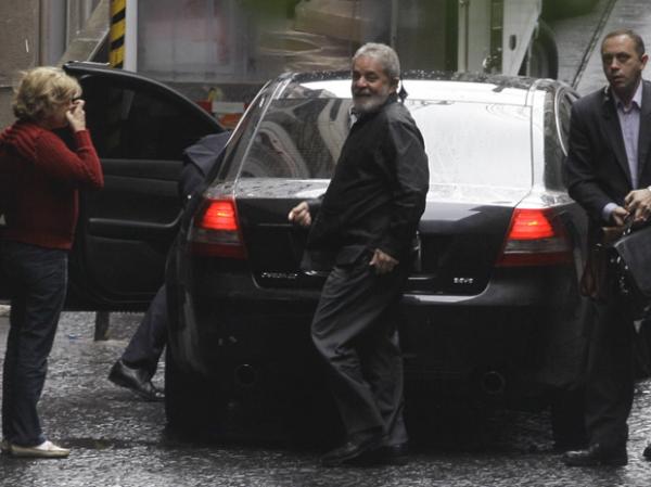 O ex-presidente Luiz In&aacute;cio Lula da Silva ao chegar no Hospital S&iacute;rio-Liban&ecirc;s nesta segunda.(Imagem: Nelson Antoine / Ag&ecirc;ncia Estado)
