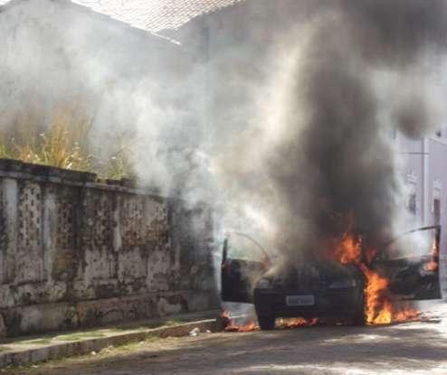 Carro incendeia e assusta moradores no centro da cidade