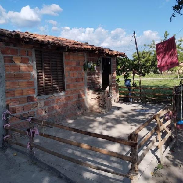 Fam&iacute;lia vive em uma casa de apenas um c&ocirc;modo, sem banheiro, no bairro Invas&atilde;o, na cidade de Barras.(Imagem:Arquivo pessoal)