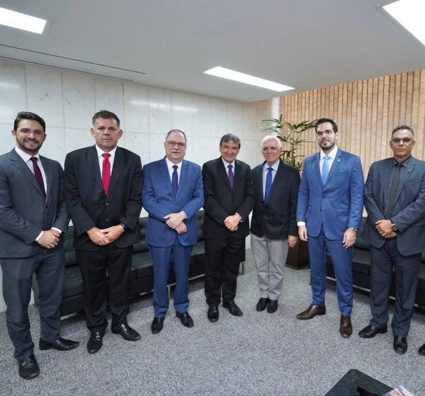 Themístocles Filho busca em Brasília investimentos para habitação e sistema prisional do Piauí