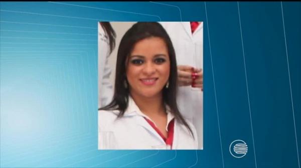 Uma pessoa morre e outra fica ferida em acidente entre carro e caminhão
