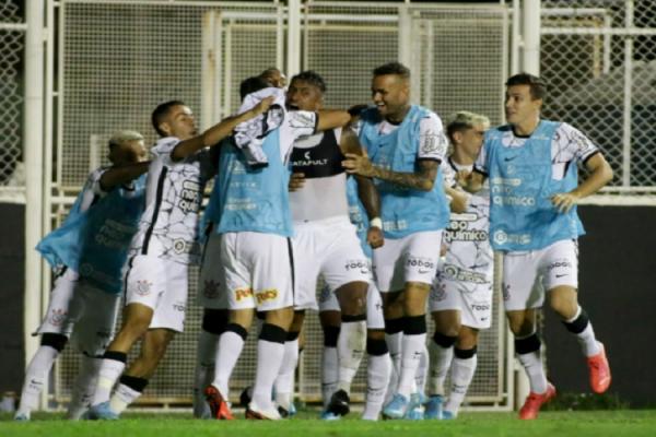 Corinthians vence Ituano com virada na raça e gols de Giuliano e Paulinho
