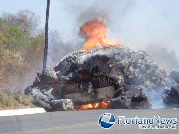 Carga de algod&atilde;o pega fogo em cima de caminh&atilde;o em Floriano(Imagem:FlorianoNews)