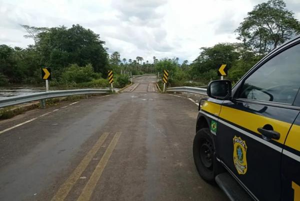 PRF libera trecho da BR-222 alagado após fortes chuvas em Piripiri