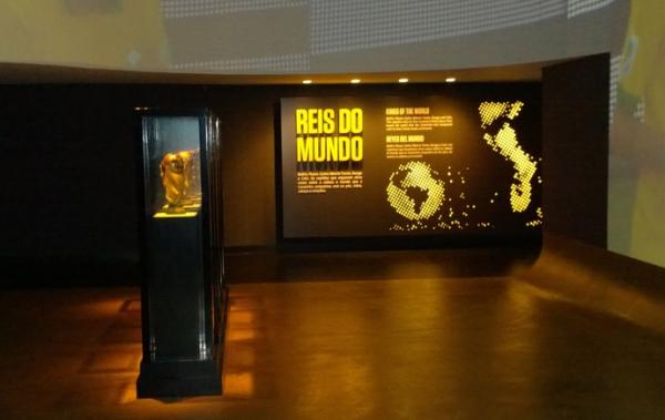 R&eacute;plicas das ta&ccedil;as das Copas do Mundo conquistadas pela sele&ccedil;&atilde;o brasileira.(Imagem:Thiago Barros)