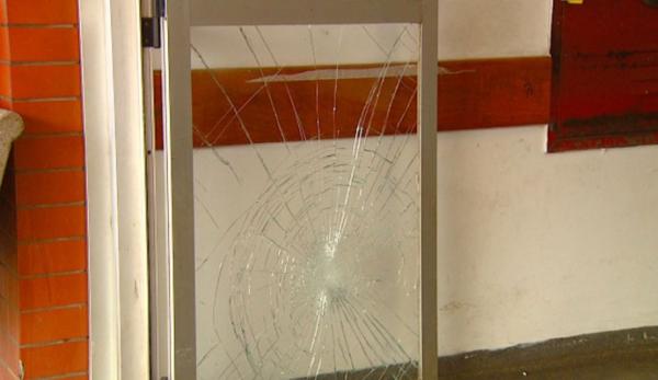 Vidros ficam danificados ap&oacute;s confus&atilde;o entre torcidas de Guarani e Ponte Preta no Ouro Verde.(Imagem:Reprodu&ccedil;&atilde;o / EPTV)