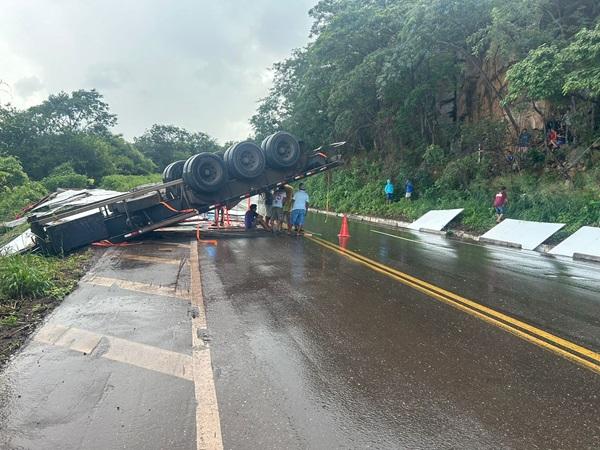 O ve&iacute;culo seguia de Par&aacute; de Minas (MG) para Salvador, no estado da Bahia, segundo informa&ccedil;&otilde;es do portal Picos 40 Graus.(Imagem: Jesika Mayara/ Picos 40 Graus)