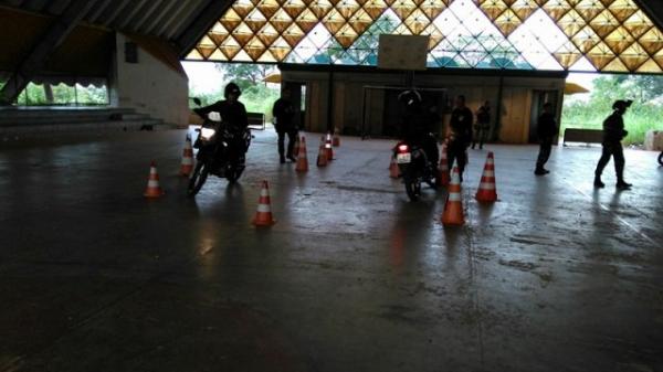 Policiais do 3&ordm; BPM recebem no&ccedil;&otilde;es b&aacute;sicas de Motopatrulhamento T&aacute;tico Urbano.(Imagem:Divulga&ccedil;&atilde;o/3&ordm; BPM)