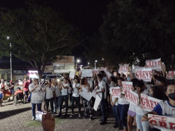 Profissionais da educa&ccedil;&atilde;o de Floriano fazem manifesta&ccedil;&atilde;o durante solenidade partid&aacute;ria(Imagem:FlorianoNews)