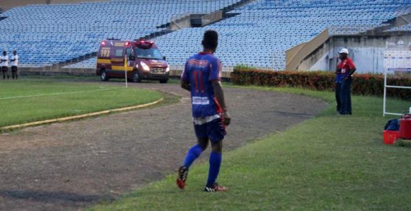 Fabiano acaba expulso da partida ap&oacute;s receber segundo amarelo.(Imagem:Abdias Bideh/GloboEsporte.com)