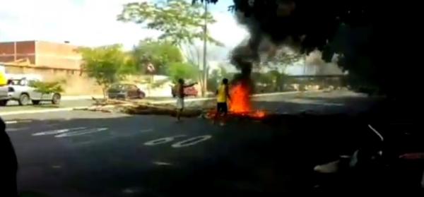 Lavadores de carro bloqueiam avenida de Teresina e protestam por falta de energia