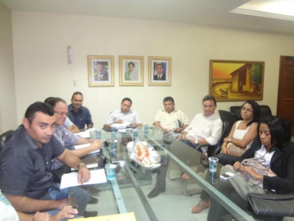 Reunião discute ações para melhorar a iluminação no Carnaval