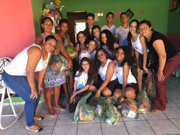 Alunos da Escola Pequeno Príncipe fazem distribuição de cestas básicas em Floriano