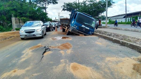 Buraco quase engole caminh&atilde;o ap&oacute;s parte de rua ceder em Teresina.(Imagem:Gilcilene Ara&uacute;jo/G1)