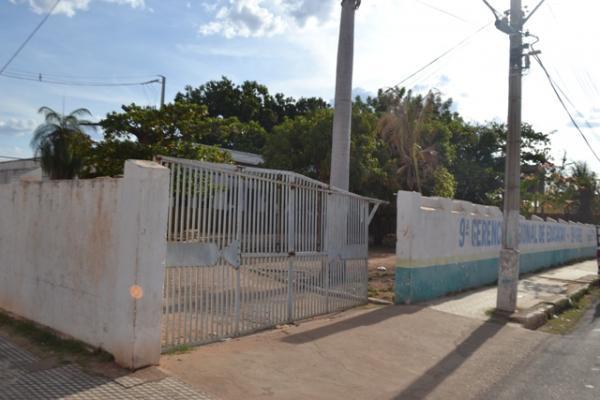 Port&atilde;o de entrada do pr&eacute;dio est&aacute; quedrado.(Imagem:Jos&eacute; Maria Barros/GP1)