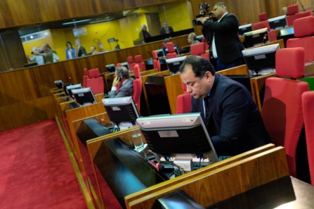 Deputados discutem requerimentos em pequeno expediente