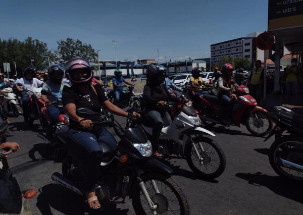 Servidores p&uacute;blicos realizam manifesta&ccedil;&atilde;o por reajuste salarial, em Floriano.(Imagem:FlorianoNews)