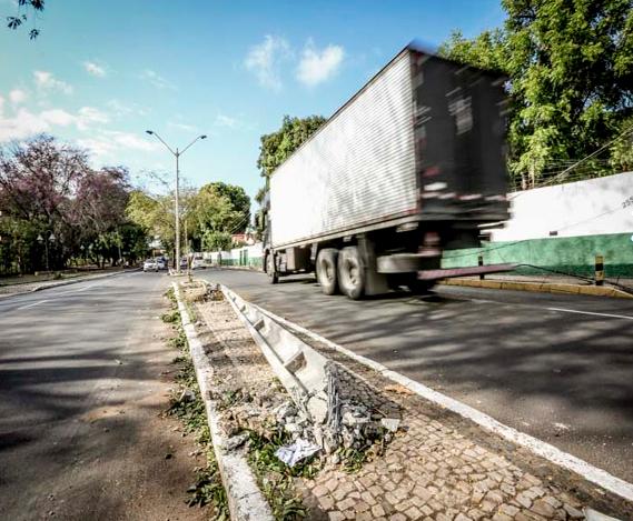 Automóvel derruba poste e deixa ferido na avenida Miguel Rosa