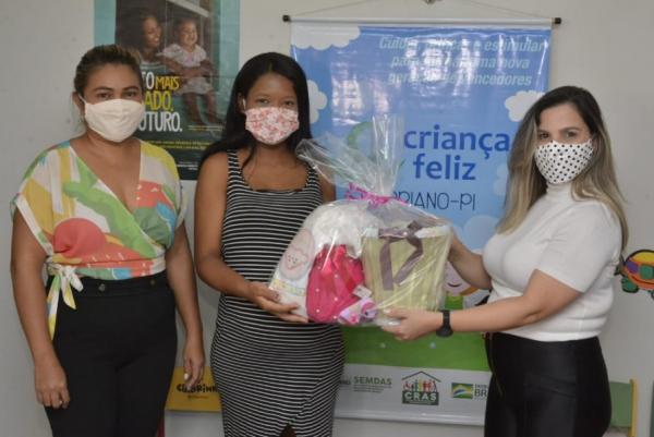 Mamães do projeto "Mamãe Bebê" recebem kits maternidade