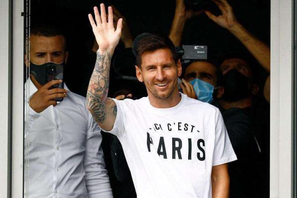 Histórico: Lionel Messi aterrissa em Paris e assina com o PSG
