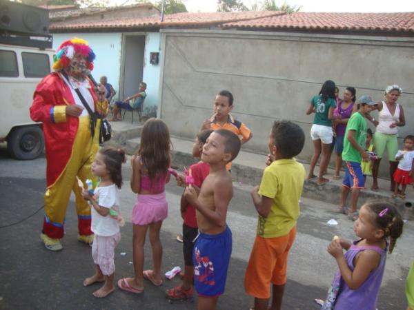 Fazendo a alegria das crian&ccedil;as na Sambaiba(Imagem:reda&ccedil;&atilde;o)