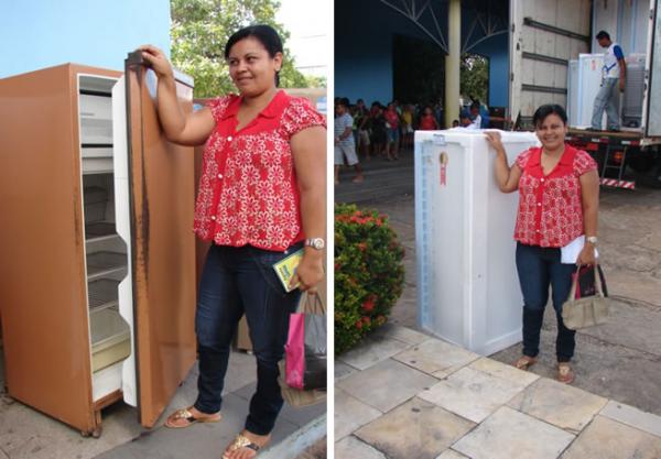 Francisca Elisandra da Silva Almeida com a geladeira velha e com a geladeira nova que recebeu durante a Caravana Agente Cepisa em Floriano(Imagem:Divulga&ccedil;&atilde;o)