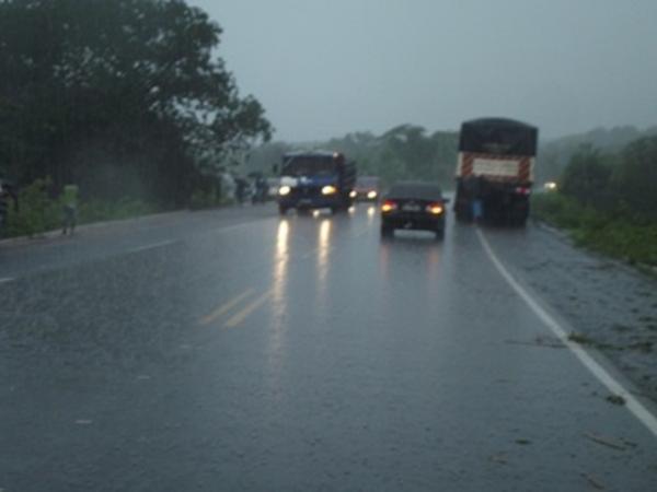 Colis&atilde;o entre caminh&atilde;o e carreta deixa uma v&iacute;tima fatal na BR230 pr&oacute;ximo a Nazar&eacute; do Piau&iacute;.(Imagem:Nazar&eacute;net)