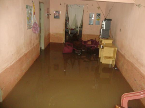 Casas foram invadidas pelas aguas da chuva(Imagem:reda&ccedil;&atilde;o)