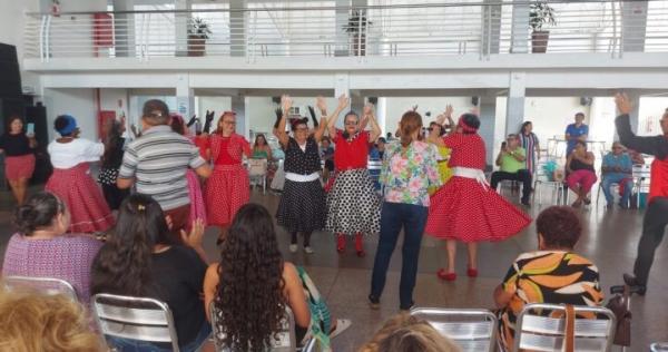 Saúde e energia na terceira idade: idosos do Sesc entram no ritmo do twist