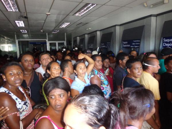 Falso boato sobre Bolsa Fam&iacute;lia causou tumulto em Floriano.(Imagem:FlorianoNews)