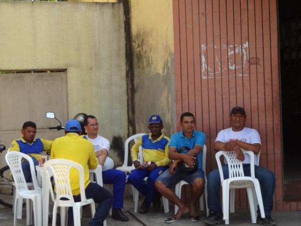 Funcionários dos Correios se reuniram em frente à agência de Floriano