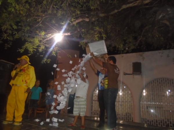 Moradora da Rua Fernando Marques ganha carro na rifa da Par&oacute;quia Nossa Senhora das Gra&ccedil;as.(Imagem:FlorianoNews)