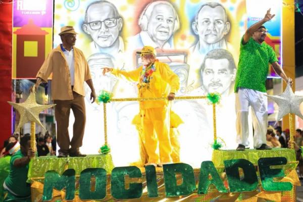 Carnaval de Floriano: Escolas de samba brilham na Avenida Get&uacute;lio Vargas(Imagem:Secom)