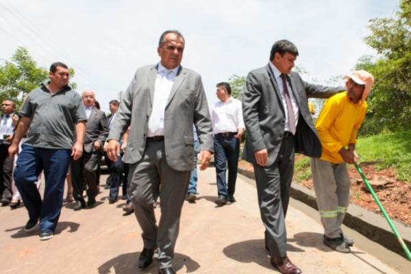 Governador visita obras de pavimentação de Piracuruca