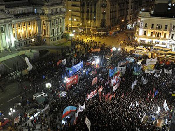 Argentinos se re&uacute;nem em frente ao pr&eacute;dio do Congresso, em Buenos Aires, durante vota&ccedil;&atilde;o da lei que permite casamentos entre pessoas do mesmo sexo no pa&iacute;s. (Imagem:AFP )