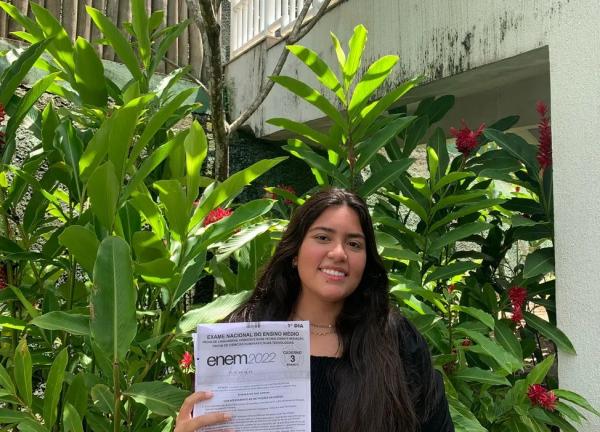 12 horas de estudo por dia: jovem nota mil no Enem é 1º lugar em medicina da UFF