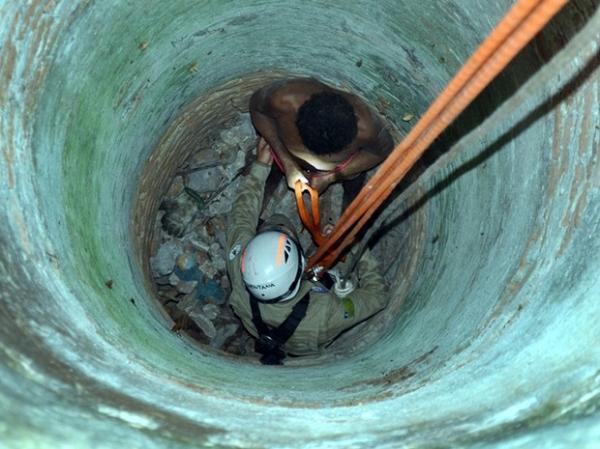 Homem é resgatado 24 horas após cair em poço de 12 metros no Piauí